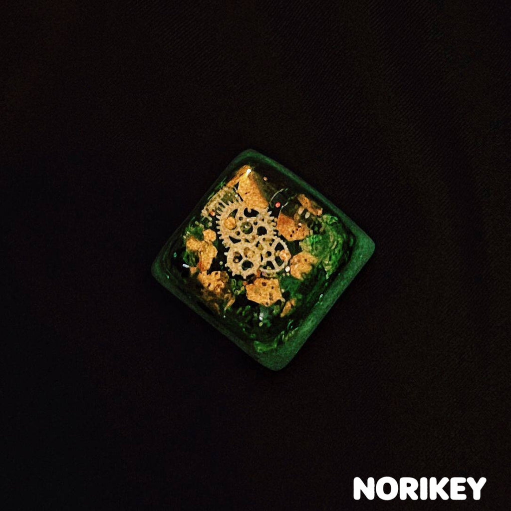 Steampunk Moss Artisan Resin Keycap – Handcrafted Gear Design Shine-Through MX Keycap